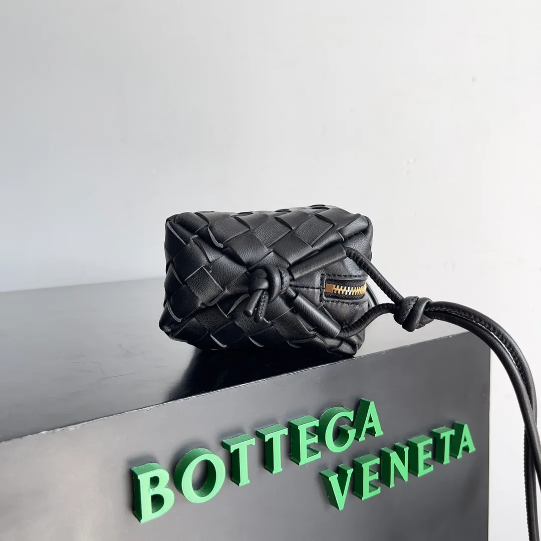 Batch 1560 New version and new color (third generation) 𝗕𝗼𝘁𝘁𝗲𝗴𝗮 𝗩𝗲𝗻𝗲𝘁𝗮———— The latest version of the loop camera bag💥 at the BV King of Cost-Effectiveness counter, large woven texture➕As always, ultra-high-quality lambskin, with zippers and adjustable drawstrings, it is especially suitable for the belly💫It can fit anything, and it is very light in weight. It is suitable for girls of all ages. Size: 17*10*6cm Style number: 723547